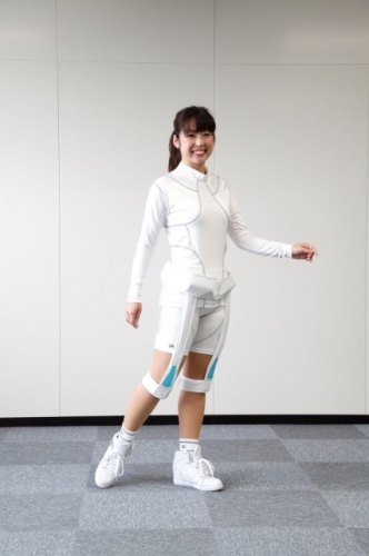 ウエストポーチのような部分にモーターと制御回路および電池を収納。膝下の角度センサーとアシストベルトで結ばれる。※この製品は医療機器ではありません