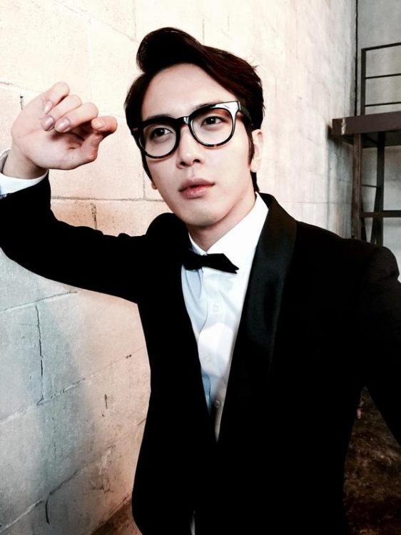 CNBLUEのチョン・ヨンファが、映画『キングスマン』の主人公に変身した姿を披露した。写真：ヨンファのツイッター