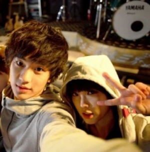 現在KBS2のドラマ『プロデューサー』(仮題)に、トップ歌手シンディと新米ディレクターのペク・スンチャンとして出演中のIUとキム・スヒョン。 現在KBS2のドラマ『プロデューサー』(仮題)に、トップ歌手シンディと新米ディレクターのペク・スンチャンとして出演中のIUとキム・スヒョン。