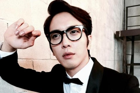 CNBLUEのチョン・ヨンファが、映画『キングスマン』の主人公に変身した姿を披露した。写真：ヨンファのツイッター