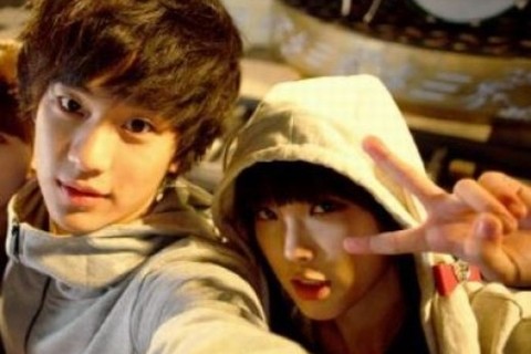 現在KBS2のドラマ『プロデューサー』(仮題)に、トップ歌手シンディと新米ディレクターのペク・スンチャンとして出演中のIUとキム・スヒョン。