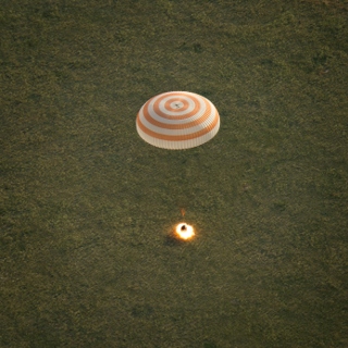 ソユーズTMA-15M宇宙船、国際宇宙ステーションから帰還　油井飛行士打ち上げへ道開く（Image credit: NASA）