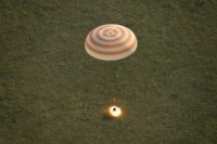 ソユーズTMA-15M宇宙船、国際宇宙ステーションから帰還　油井飛行士打ち上げへ道開く（Image credit: NASA）