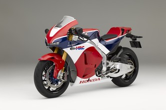 MotoGPで2連覇を達成した競技専用マシン「RC213V」の一部仕様を変更し、一般公道での走行を可能にした「RC213V‐S」（写真提供：ホンダ）