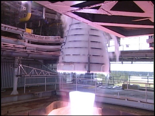 NASA、超大型ロケットSLS用「RS-25」ロケット・エンジンの3回目の燃焼試験を実施（Image credit: NASA）