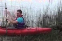 カヤックを漕いで、さぁ出発～!と思いきや、なぜか進みません・・・