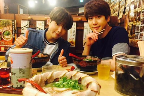 SUPER JUNIORのリョウクとキュヒョンが、神戸でラーメンを楽しむ姿を公開した。写真：リョウクのツイッター