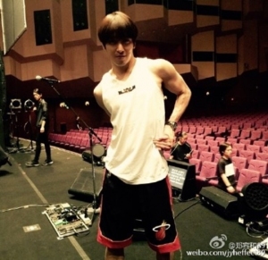 アイドルバンドCNBLUEのメンバー、チョン・ヨンファ(26)が驚きの体の柔らかさとマッチョな体格を披露した。写真:ヨンファのウェイボー アイドルバンドCNBLUEのメンバー、チョン・ヨンファ(26)が驚きの体の柔らかさとマッチョな体格を披露した。写真:ヨンファのウェイボー