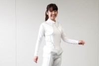 ウエストポーチのような部分にモーターと制御回路および電池を収納。膝下の角度センサーとアシストベルトで結ばれる。※この製品は医療機器ではありません