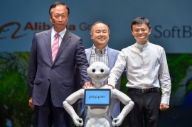 ソフトバンクが20日に一般向けに販売を開始した人型ロボット「ペッパー」が、販売開始1分で完売した。写真は、18日に記者会見を行った孫正義社長(中央)と、鴻海精密工業のテリー・ゴウ会長(左)、アリババ集団のジャック・マー会長(右)(Photo by Koki Nagahama/Getty Images) ソフトバンクが20日に一般向けに販売を開始した人型ロボット「ペッパー」が、販売開始1分で完売した。写真は、18日に記者会見を行った孫正義社長(中央)と、鴻海精密工業のテリー・ゴウ会長(左)、アリババ集団のジャック・マー会長(右)(Photo by Koki Nagahama/Getty Images)