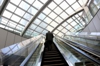 18日に厚生労働省は、2015年4月の現金給与総額から物価上昇分を除いた実質賃金の確報値を発表。それによれば前年同月比0.1%アップから一転して、前年同月比0.1%ダウンという結果であった。