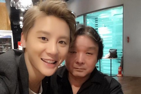 JYJのジュンスが、20日にミュージカル「デスノート」韓国版の初日の舞台を無事に終え、演出を手掛けた栗山民也とのツーショットを公開した。写真：ジュンスのツイッター