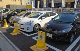 サークルKサンクスとタイムズ24はがコンビニエンスストア店舗で提供するカーシェアリングサービス「タイムズカープラス」のイメージ(両社の発表資料より) サークルKサンクスとタイムズ24はがコンビニエンスストア店舗で提供するカーシェアリングサービス「タイムズカープラス」のイメージ(両社の発表資料より)