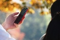 矢野経済研究所では、世界の携帯電話サービスおよび端末市場に関する調査を実施した。それによると、世界における携帯電話サービスの契約数は 74 億 9,487 万 5,000 契約で、普及率は 103.5%に達したという