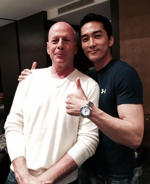 俳優ソン・スンホンが、ハリウッドのトップスター ブルース・ウィリスとの微笑ましいツーショットを公開した。
