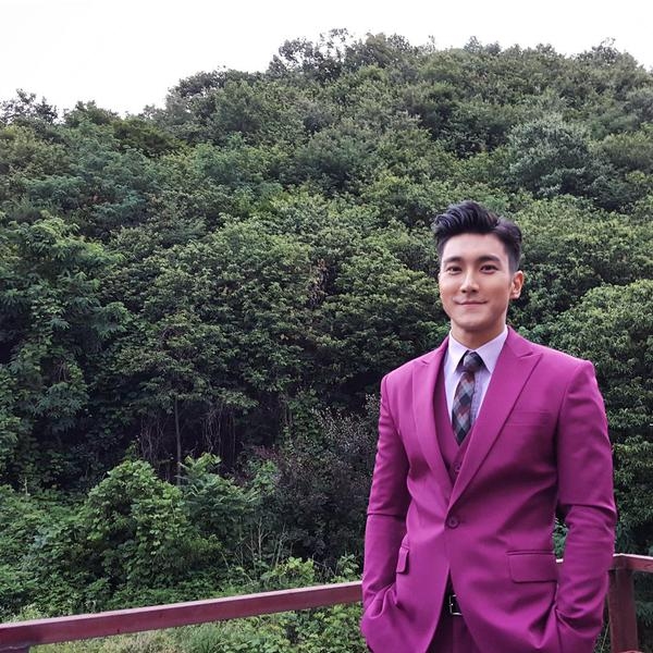 SUPER JUNIORのシウォンが、朝からパープルのスーツを着てツイッターに登場した。