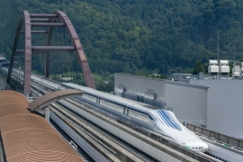 4月に実施された超電導リニア車両の高速域走行試験での走行速度が、25日付けでギネス世界記録として認定された。(写真:JR東海提供) 4月に実施された超電導リニア車両の高速域走行試験での走行速度が、25日付けでギネス世界記録として認定された。(写真:JR東海提供)