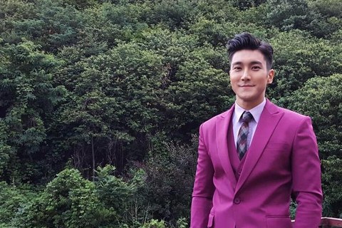 SUPER JUNIORのシウォンが、朝からパープルのスーツを着てツイッターに登場した。