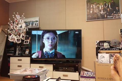 SUPER JUNIORのリョウクが、メンバー キュヒョンがOSTで参加しているSBS新ドラマ「君を愛した時間」を初回からチェックする様子を公開した。