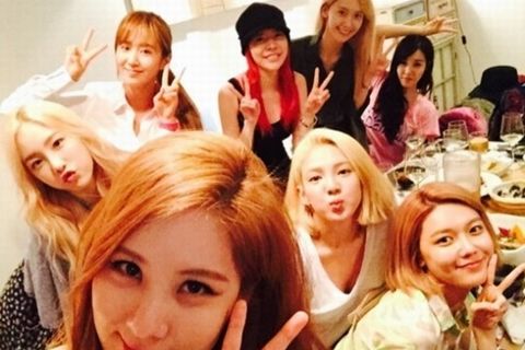 歌謡界へのカムバックを控えたガールズグループ少女時代が、メンバー ソヒョンの誕生日に8人全員で集まり、注目を集めた。