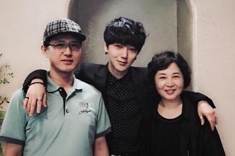 SUPER JUNIORのイェソンが、名古屋で撮った両親との記念ショットを公開し、ファンの視線を集めている。