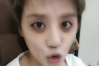 JYJジュンスが、デスノートの“L”の姿で自身のツイッターに登場した。