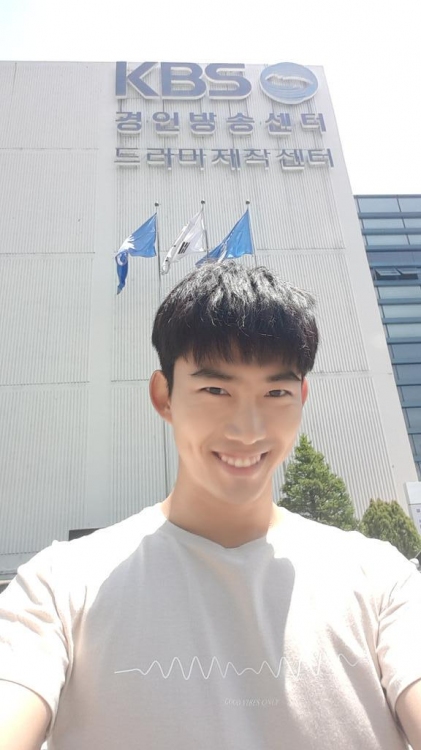 2PMのテギョンが、自身が出演する新ドラマ「アッセンブリー」の撮影所で撮った2PMメンバーとの記念ショットを公開した。