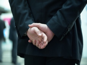 男性会社員のお小遣い額は 3万7,642 円と前年比1,930 円減少。1979年の調査開始以来、過去2 番目に低い金額となった。 男性会社員のお小遣い額は 3万7,642 円と前年比1,930 円減少。1979年の調査開始以来、過去2 番目に低い金額となった。