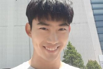 2PMのテギョンが、自身が出演する新ドラマ「アッセンブリー」の撮影所で撮った2PMメンバーとの記念ショットを公開した。