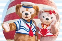 大人気のくまのぬいぐるみ、ダッフィーをまるごと特集した初のガイドブック『ダッフィーといつもいっしょ　Duffy　The　Disney　Bear　Special　Guidebook』が本日6日に発売された。価格は1200円（税別）。