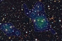 Hyper Suprime-Cam で観測された天体画像の一部 (大きさ 14 分角 × 8.5 分角) と、解析で得られたダークマター分布図 (等高線)。(国立天文台/HSC Project)