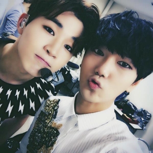 SUPER JUNIORのイェソンとヘンリーが、6日に行われたSMTOWN LIVEの楽屋で撮った仲睦まじいツーショットを公開した。 SUPER JUNIORのイェソンとヘンリーが、6日に行われたSMTOWN LIVEの楽屋で撮った仲睦まじいツーショットを公開した。