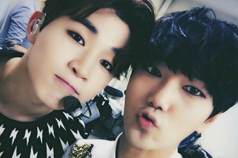SUPER JUNIORのイェソンとヘンリーが、6日に行われたSMTOWN LIVEの楽屋で撮った仲睦まじいツーショットを公開した。