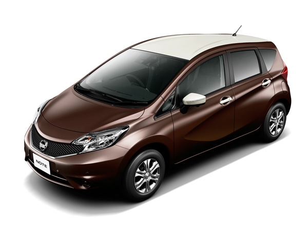 日産自動車がマイナーチェンジして発売したコンパクト5ドアハッチバック「ノート」。インペリアルアンバーのツートーンカラー（写真提供：日産自動車）
