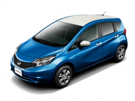 日産自動車がマイナーチェンジして発売したコンパクト5ドアハッチバック「ノート」。シャイニングブルー（PM）のツートーンカラー（写真提供：日産自動車）