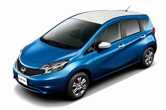 日産自動車がマイナーチェンジして発売したコンパクト5ドアハッチバック「ノート」。シャイニングブルー（PM）のツートーンカラー（写真提供：日産自動車）