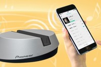 「BDR-WFS05J」と「APS-WF01J」の製品外観とiPhoneでアプリを操作しているイメージ（写真:パイオニア発表資料より）