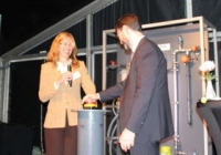 写真＝通水セレモニーの模様、左：Ｄｒ．Ｌｉｅｖｅ　Ｄｅｃｌｅｒｃｑ（Ｖｉｔｅｎｓ会長）、右：Ｄｒ．Ｄｉｄｅｉｅｒ　Ｇａｍｂｉｅｒ（ＥＵ委員会ＥＡＳＭＥ統括）