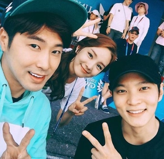 伝統音楽少女ソン・ソヒがユノ・ユンホ、チュウォンと仲睦まじく写真に写り、成長した魅力を見せた。