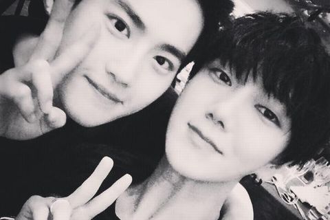 SUPER JUNIORのイェソンとEXOのスホが、6日に東京ドームで行われたSMTOWN LIVEの楽屋ショットを公開した。