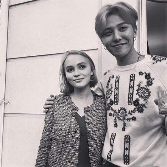 人気グループBIGBANGのG-DRAGONが、ハリウッド俳優ジョニー・デップの娘リリーローズ・メロディ・デップとの写真を公開して話題を呼んでいる。