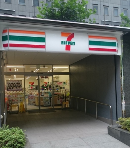 コンビニ大手3社、セブン-イレブンを傘下に持つセブン&アイ・ホールディングス、ファミリーマート、ローソンそれぞれの2015年3～5月期の連結決算が出そろった。写真は、都内のセブンイレブン店舗。