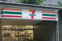 コンビニ大手3社、セブン-イレブンを傘下に持つセブン&アイ・ホールディングス、ファミリーマート、ローソンそれぞれの2015年3～5月期の連結決算が出そろった。写真は、都内のセブンイレブン店舗。