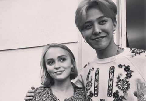 人気グループBIGBANGのG-DRAGONが、ハリウッド俳優ジョニー・デップの娘リリーローズ・メロディ・デップとの写真を公開して話題を呼んでいる。