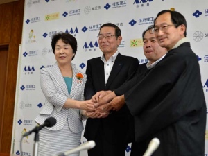 住友理工は7月7日、山形県米沢市に自動車用防振ゴム製造・販売の新会社「住理工山形株式会社」(略称:SRK-YG)の設立を発表した。(写真右から、米沢市長 安部三十郎氏、住理工山形代表取締役社長(住友理工株式会社 執行役員防振事業部長)矢野勝久氏、住友理工株式会社 代表取締役会長 兼 CEO西村義明氏、山形県知事 吉村美栄子氏) 住友理工は7月7日、山形県米沢市に自動車用防振ゴム製造・販売の新会社「住理工山形株式会社」(略称:SRK-YG)の設立を発表した。(写真右から、米沢市長 安部三十郎氏、住理工山形代表取締役社長(住友理工株式会社 執行役員防振事業部長)矢野勝久氏、住友理工株式会社 代表取締役会長 兼 CEO西村義明氏、山形県知事 吉村美栄子氏)