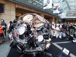 手前にあるのは球体型ドラムス“RAIJIN”で、その奥の2人で演奏しているのはマリンバ“FUJIN” 手前にあるのは球体型ドラムス“RAIJIN”で、その奥の2人で演奏しているのはマリンバ“FUJIN”