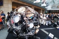 手前にあるのは球体型ドラムス“RAIJIN”で、その奥の2人で演奏しているのはマリンバ“FUJIN”