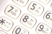 KDDは10日、シャープ製のガラホ「AQUOS K SHF31」の利用料金を見直すと発表。従来であれば月額5000円程度かかる料金を、「月額1798円+データ通信料」に引き下げた