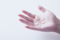 2015年5月1日より義務化された「SIMロック解除」だが、この「SIMロック解除」に関してNTTドコモは7日、ロック解除要件を7月13日より緩和させるとの発表を行った。