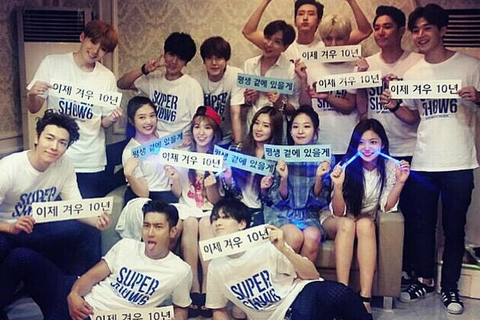 SUPER JUNIORのイェソンが、「SUPER SHOW6」のアンコール公演に駆けつけたSMエンターテイメントの後輩グループRed Velvetとの記念ショットを公開した。